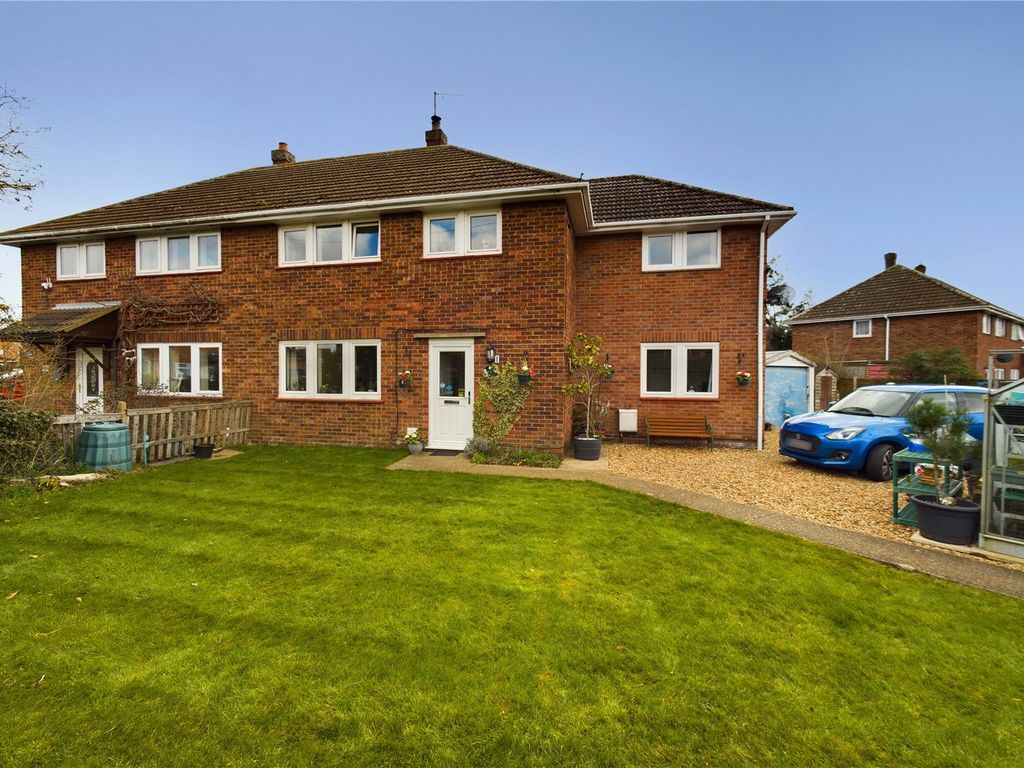 4 bed semidetached house for sale in Drivers Avenue, Huntingdon