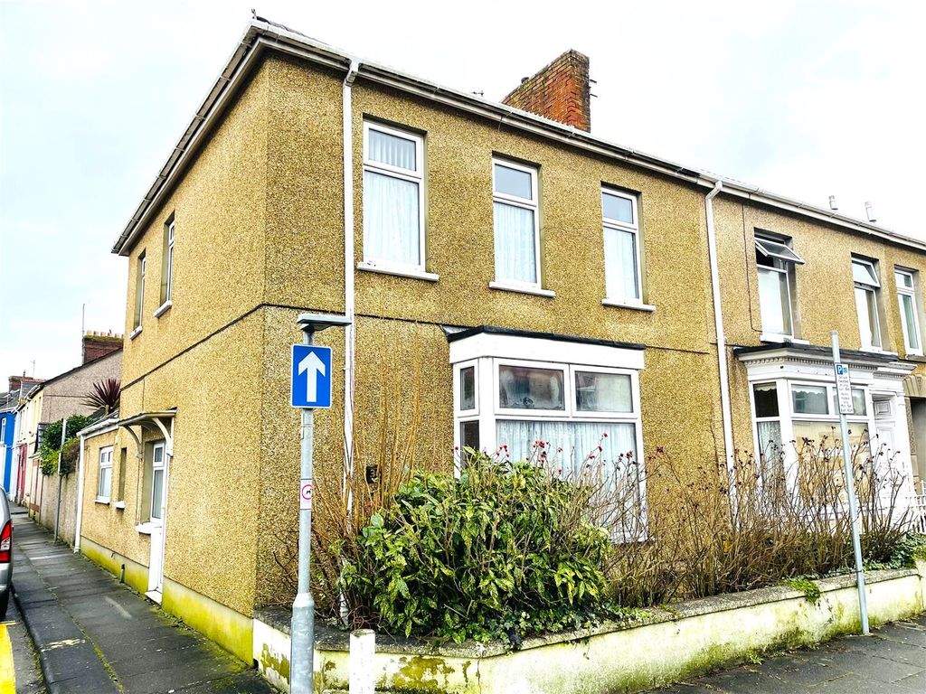3 bed end terrace house for sale in Albert Street, Llanelli SA15, £