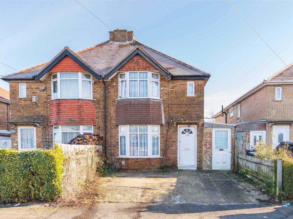 3 bed semidetached house for sale in Spearing Road, High HP12