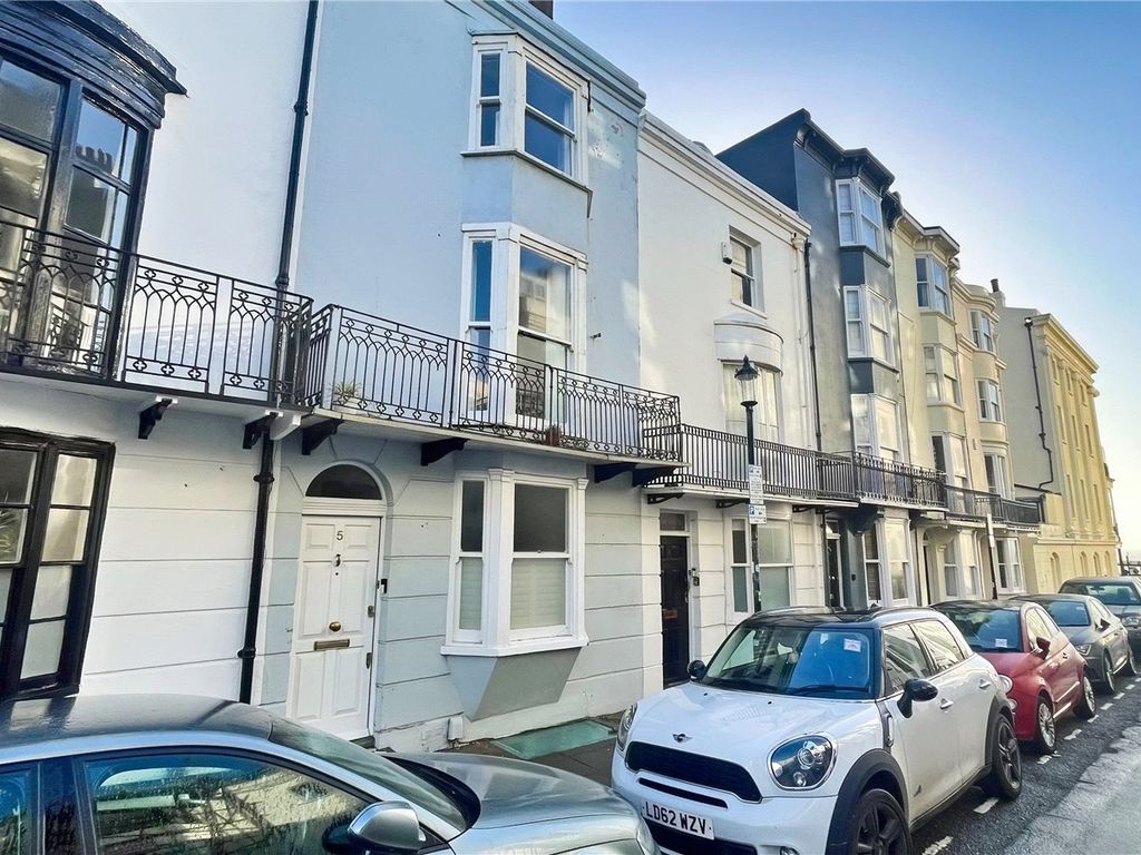 4 bed terraced house to rent in Burlington Street, Brighton BN2, £2,606
