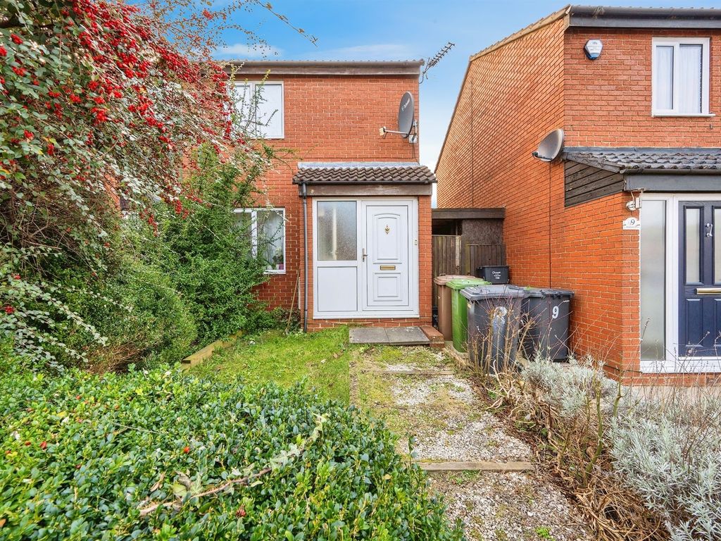 2 bed semidetached house for sale in Swallow Close, Luton LU4, £