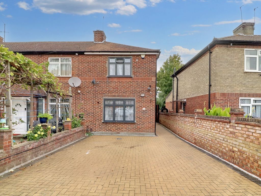 2 bed end terrace house to rent in Wigton Gardens, Stanmore HA7, £1,900