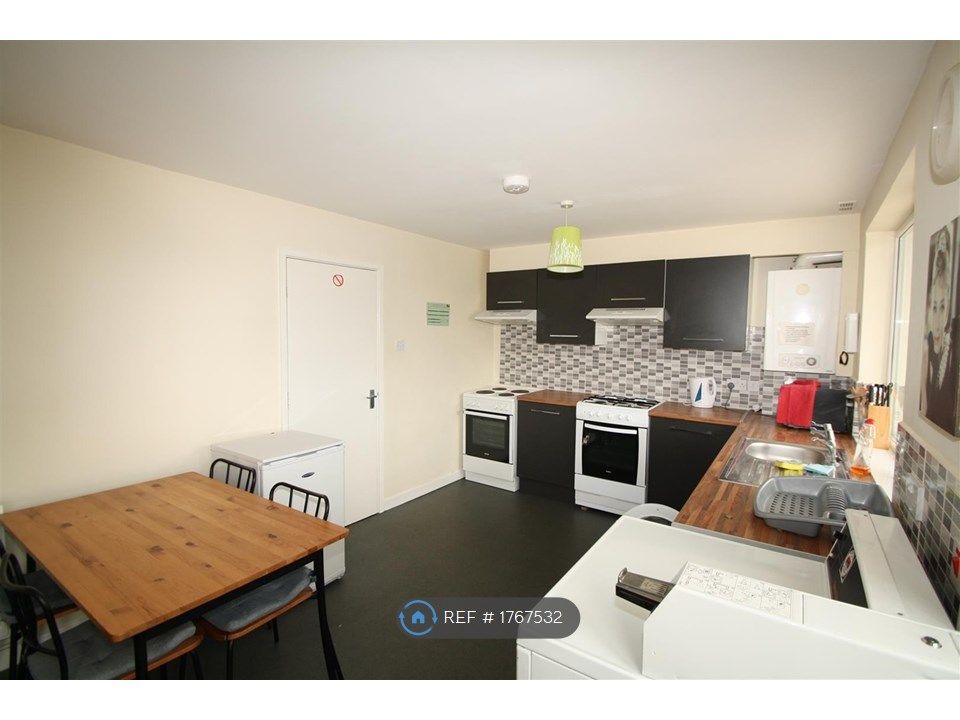 Room to rent in Bramley Road, London N14 Zoopla