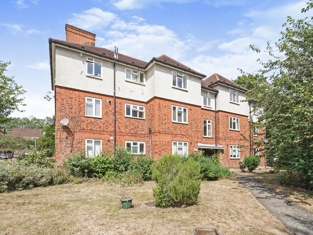 3 bed flat for sale in The Roses, Woodford Green IG8 Zoopla