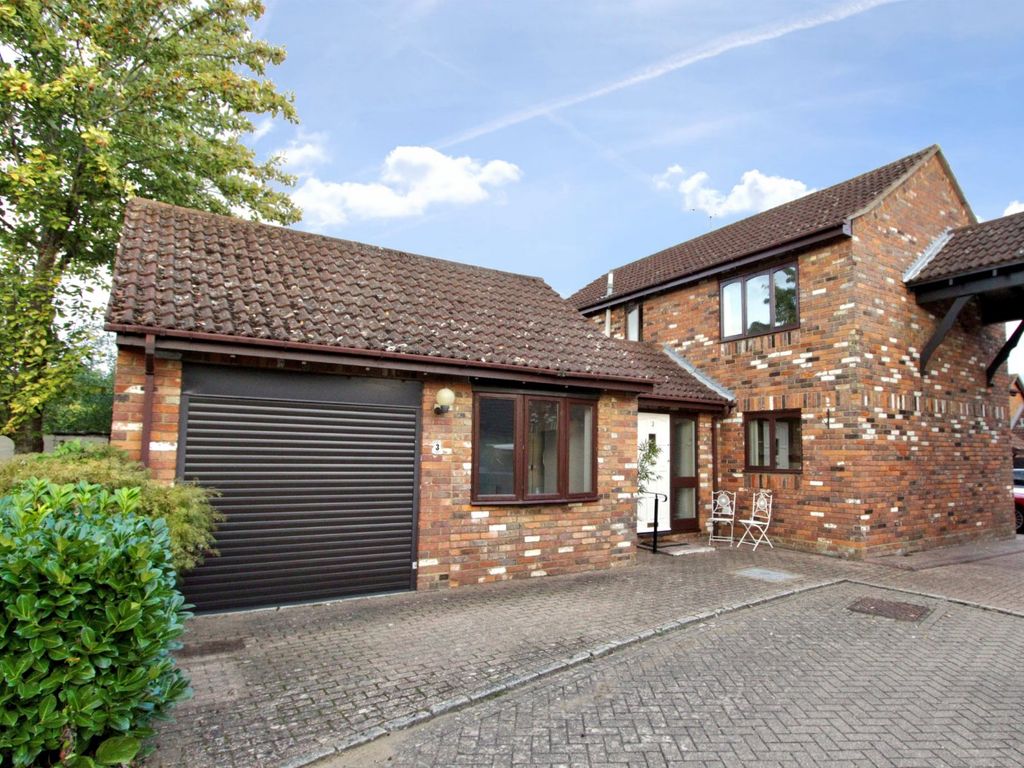 3 bed link detached house for sale in Farriers Close, Codicote
