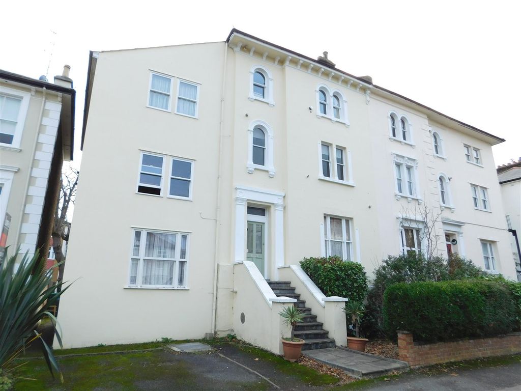 Studio to rent in Cadogan Road, Surbiton KT6, £1,150 pcm Zoopla