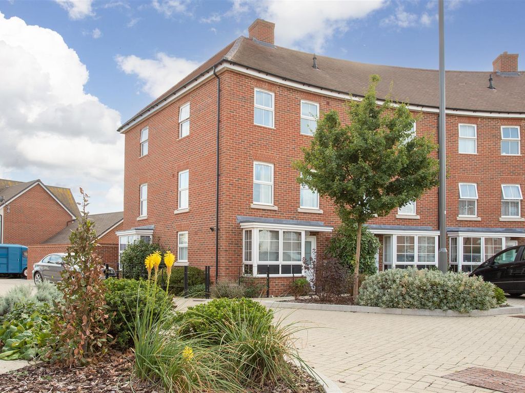 4 bed end terrace house to rent in Birmingham Drive, Broughton, Aylesbury HP22 Zoopla