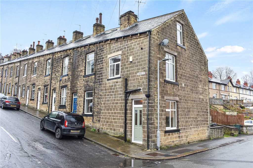 3 bed end terrace house for sale in Stanley Street, Bingley, West