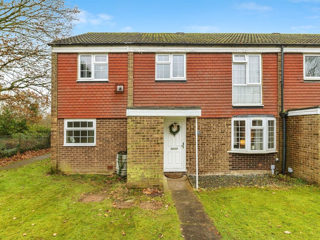 4 bed end terrace house for sale in Maplefield, Park Street, St. Albans