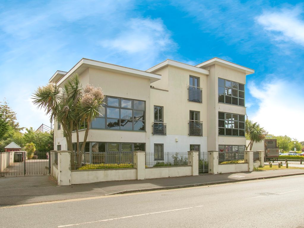 2 bed flat for sale in Kings Park Drive, Bournemouth, Dorset BH7, £