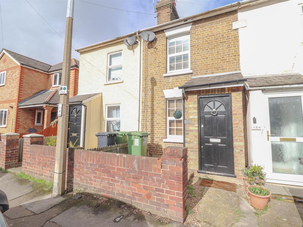 2 bed terraced house to rent in Whitley Road, Hoddesdon, Hertfordshire