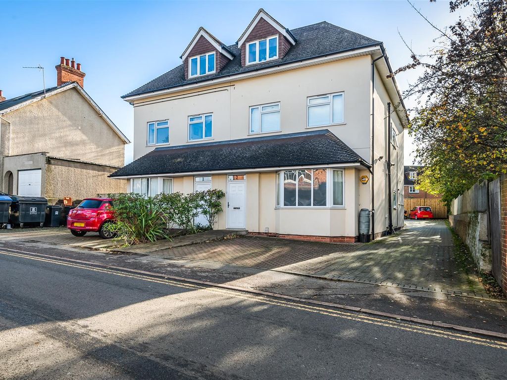 2 bed flat to rent in College Road, Woking GU22 Zoopla