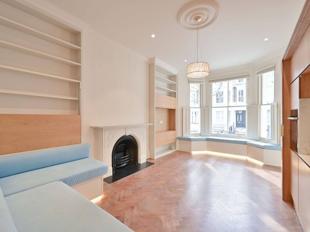 2 bed flat to rent in Marloes Road, South Kensington, London W8, £3,684