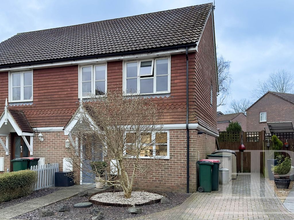 4 bed semidetached house for sale in Birkdale Drive, Ifield RH11, £