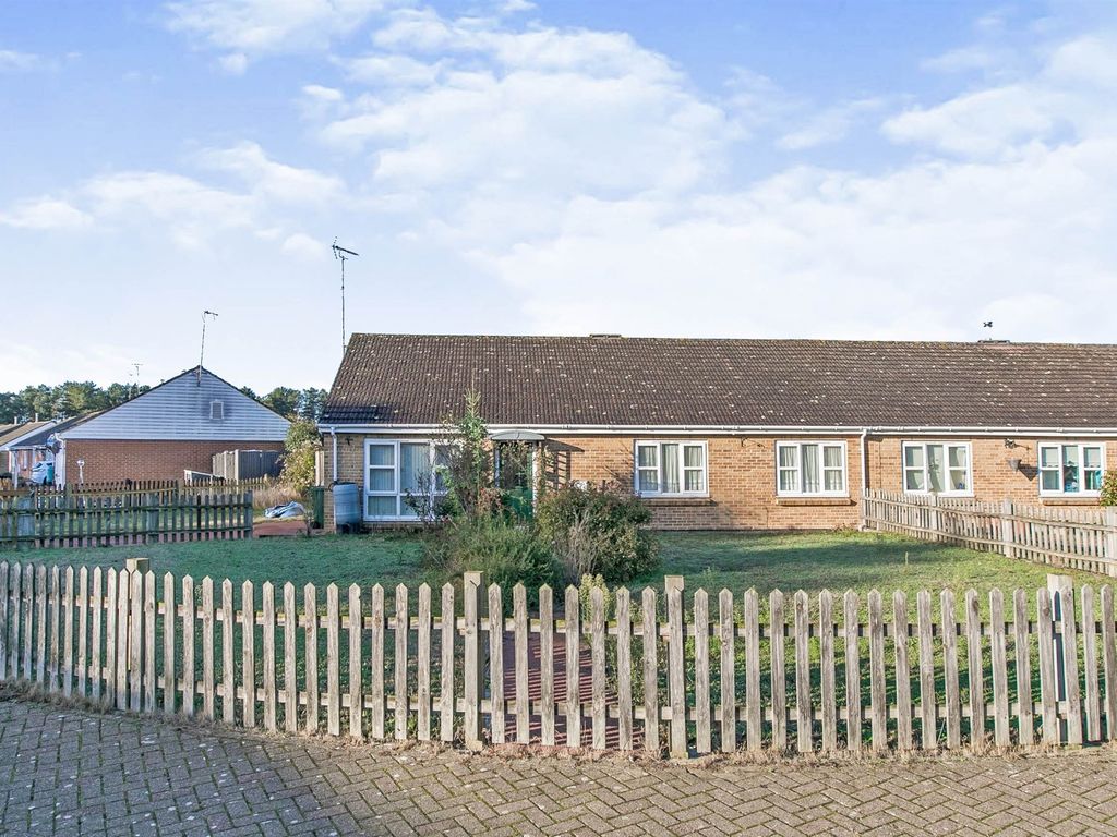 3 bed semidetached bungalow for sale in Greenways, Sutton Heath