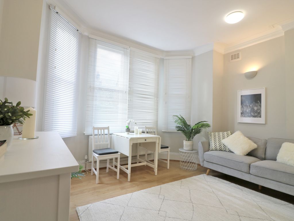 1 bed flat to rent in Twyford Avenue, West Acton, London W3, £1,625 pcm