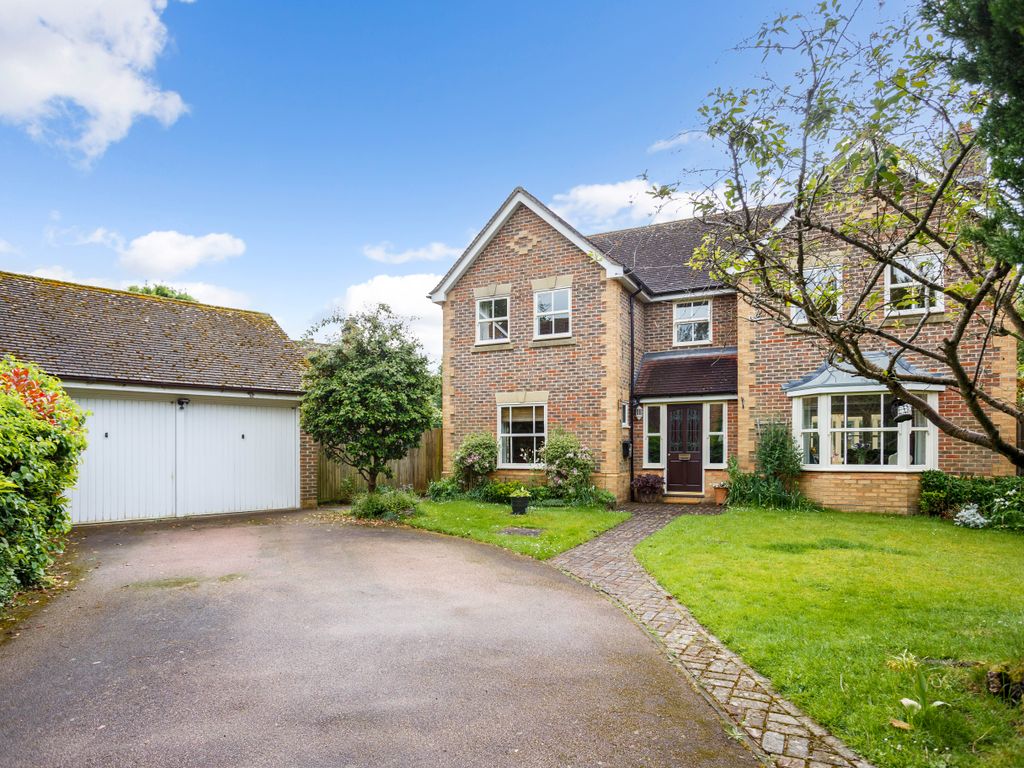 4 bed detached house for sale in Pondtail Drive, Horsham RH12, £825,000