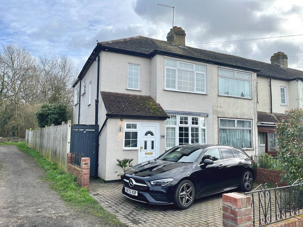 3 bed end terrace house for sale in Rollesby Road, Chessington, Surrey