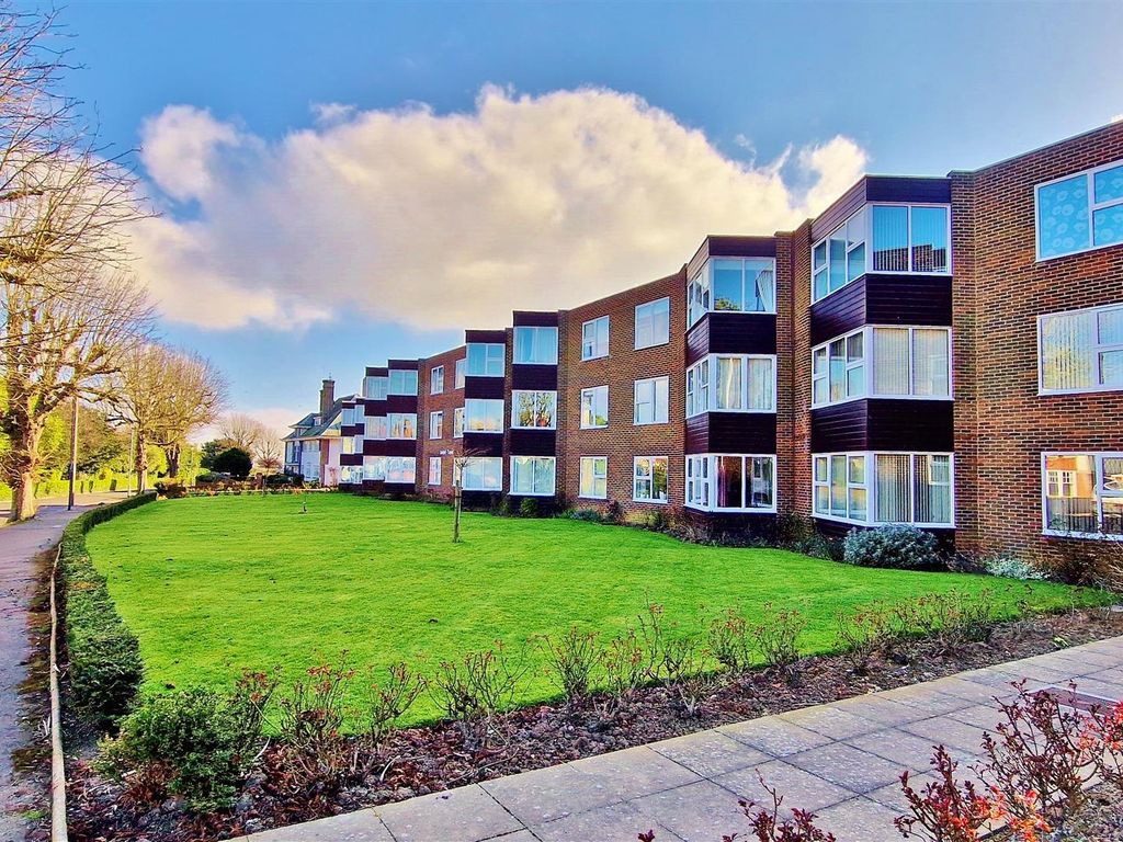 2 Bed Flat For Sale In Astell Court, The Crescent, Frinton-On-Sea CO13 ...