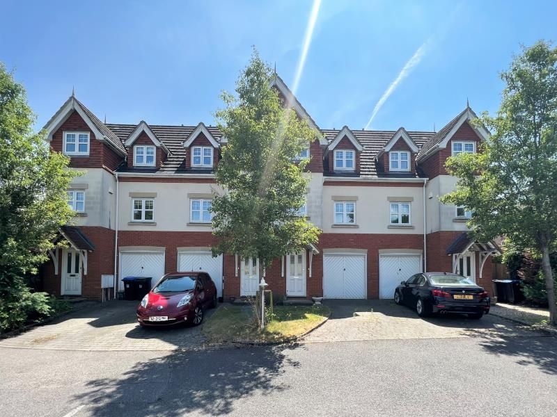 3 bed town house to rent in Claremont Avenue, Woking GU22 Zoopla