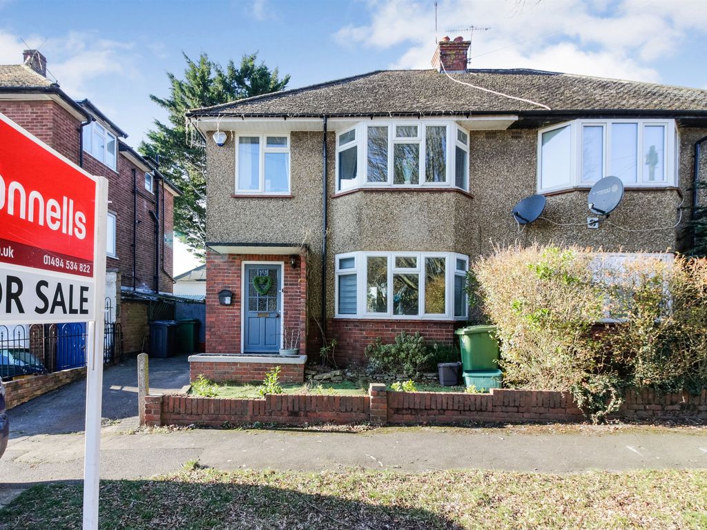 3 bed semidetached house for sale in The Quadrangle, High HP13