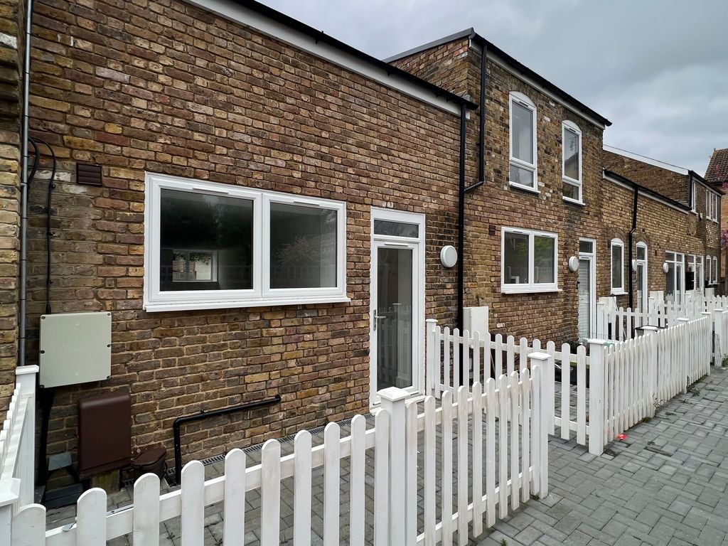 2 bed mews house to rent in Lime Grove, New Malden KT3, £2,300 pcm Zoopla