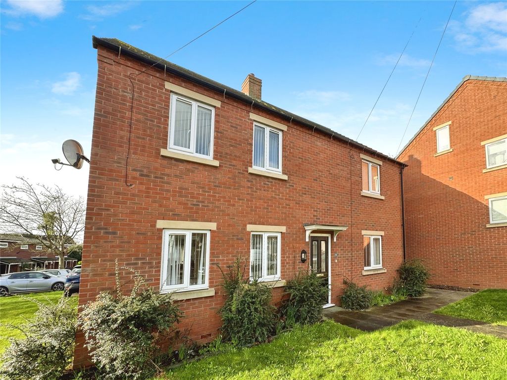 2 bed flat to rent in Cooksey Gardens, Halesowen Road, Cradley Heath