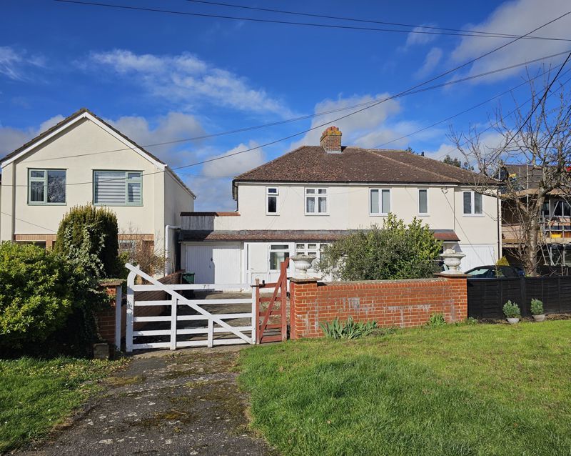 3 bed semidetached house for sale in Bicester Road, Kidlington OX5, £