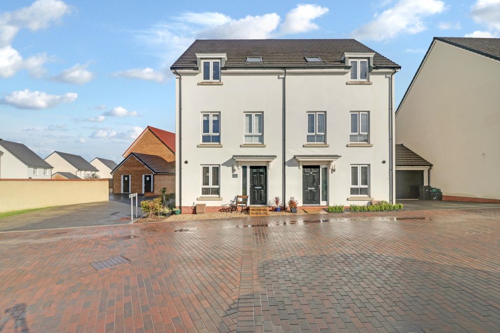 6 bed semidetached house for sale in Claypits Road, Roundswell