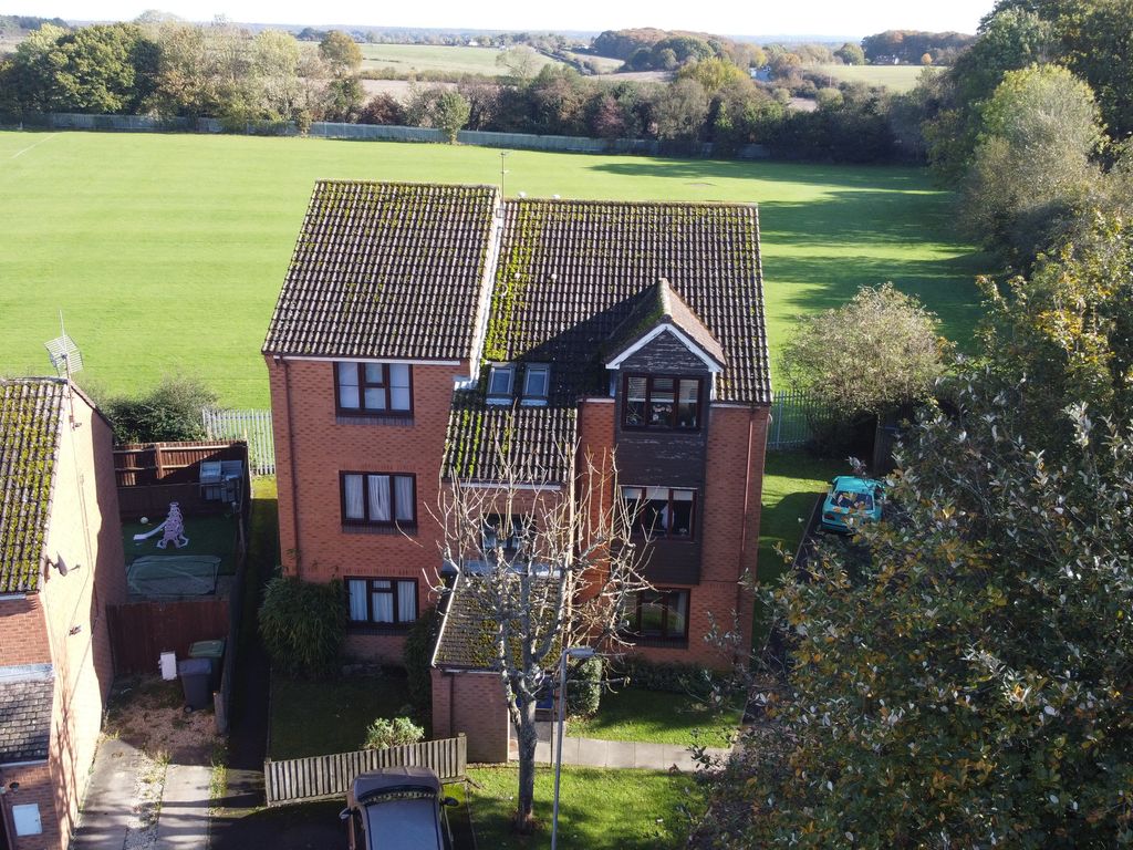 2 bed flat for sale in Billings Close, Stokenchurch, High