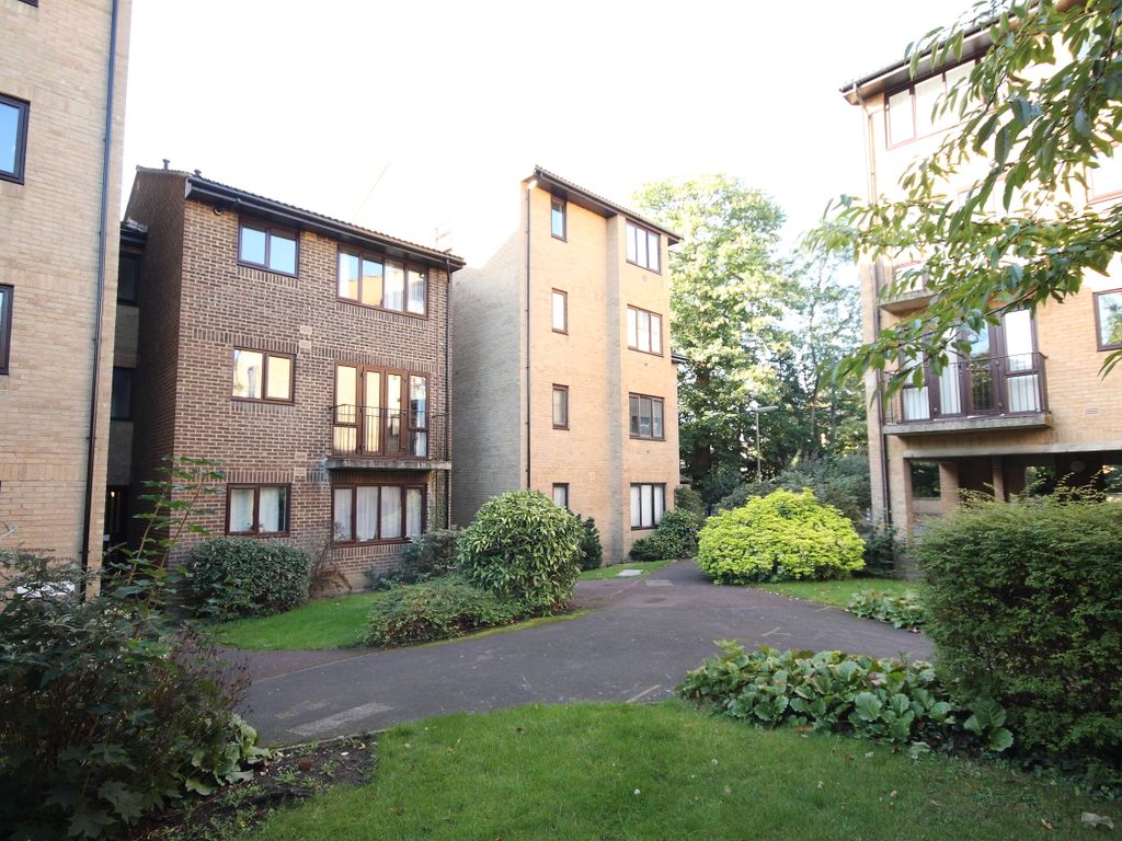 1 bed flat to rent in The Rowans, Woking GU22, £850 pcm Zoopla