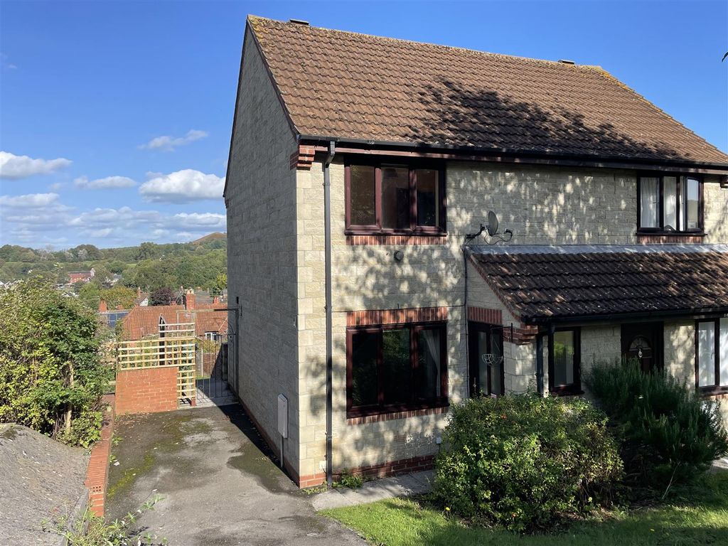 2 bed semidetached house to rent in Weavers Close, Dursley GL11, £895