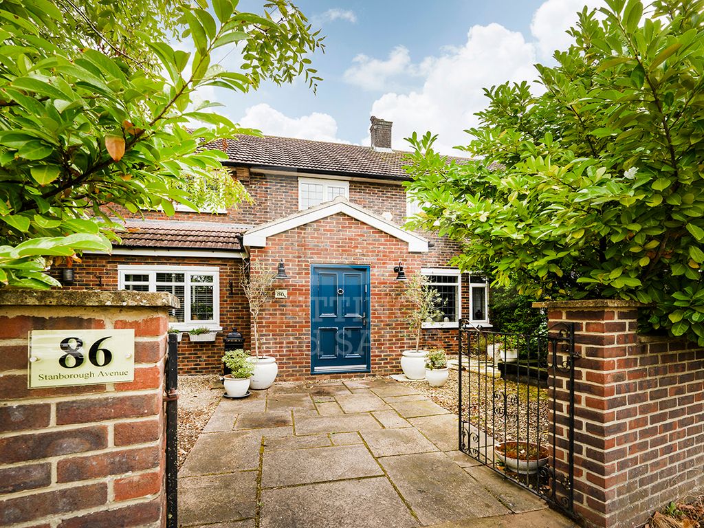 4 bed semidetached house for sale in Stanborough Avenue, Borehamwood