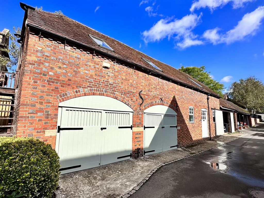 2 bed barn conversion to rent in Charlton Village Road, Charlton