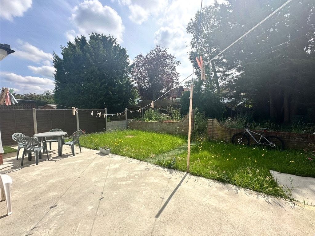 Room to rent in Church Stretton Road, Hounslow TW3, £1,300 pcm Zoopla