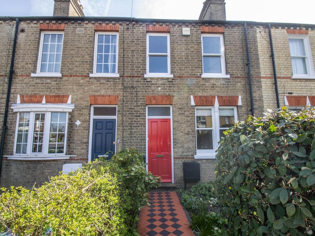 2 bed terraced house to rent in Richmond Road, Cambridge CB4, £1,700