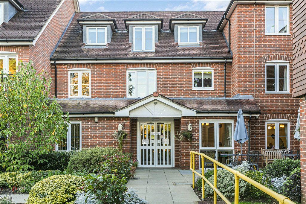 1 bed flat to rent in Oyster Lane, Byfleet, West Byfleet, Surrey KT14