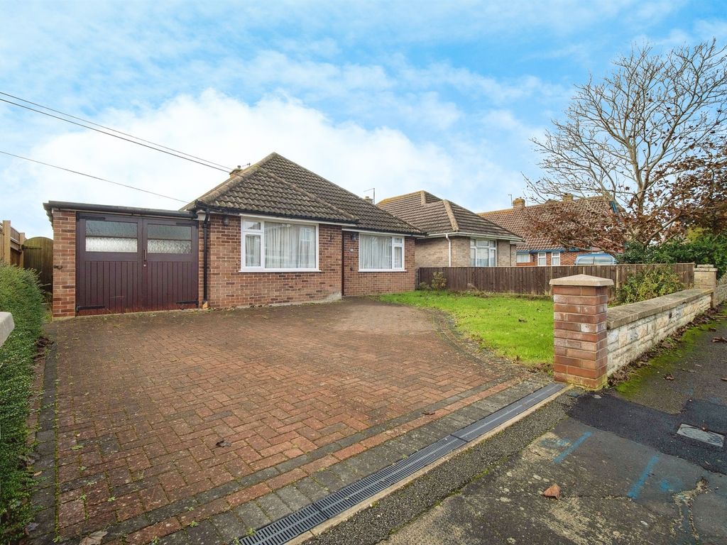 3 bed detached bungalow for sale in Clarendon Avenue, Weymouth DT3, £