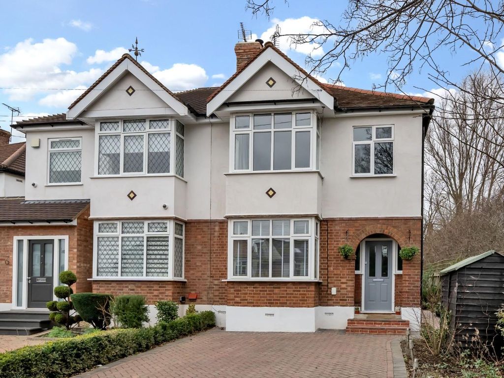 3 bed property for sale in Devonshire Crescent, London NW7, £725,000