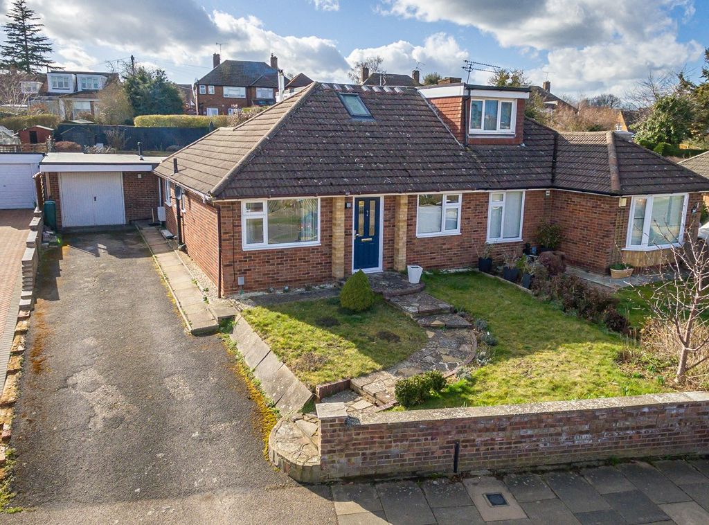 4 bed semidetached bungalow for sale in Ninesprings Way, Hitchin SG4