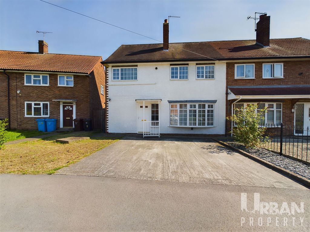4 bed semidetached house for sale in Dart Grove, Hull, Yorkshire HU8