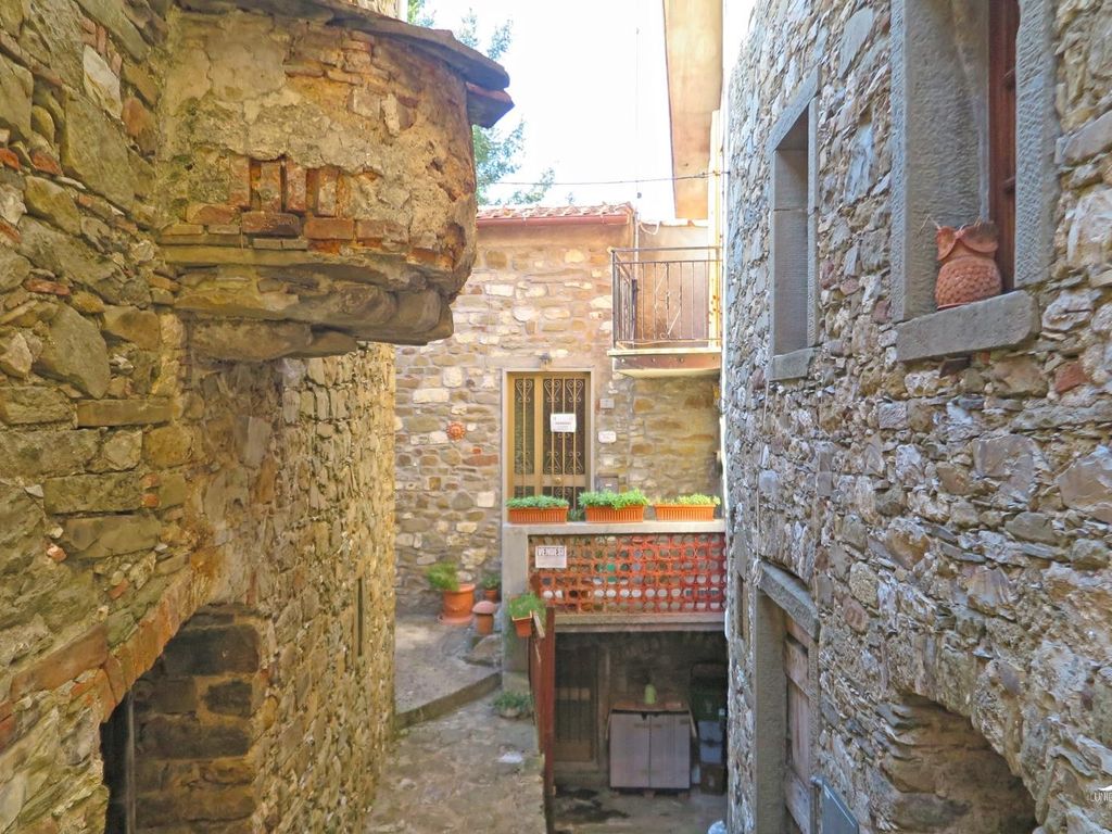 2 bed town house for sale in MassaCarrara, Casola In Lunigiana, Italy