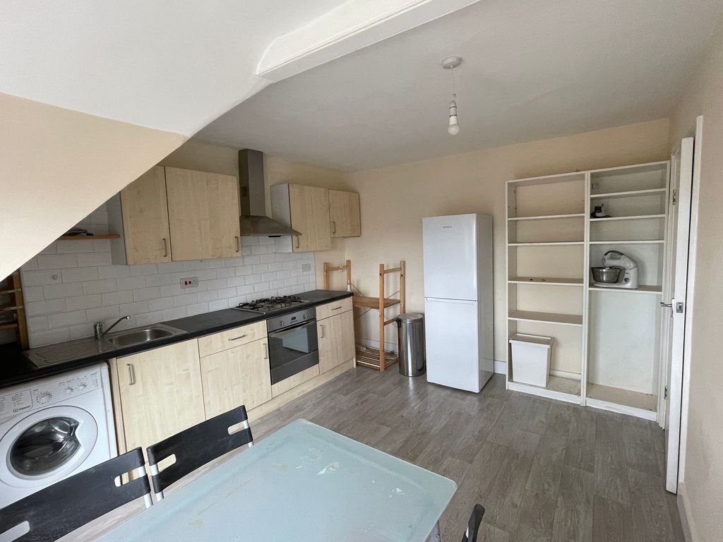 2 bed flat to rent in Streatham High Road, Streatham SW16, £1,595 pcm