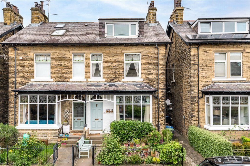 6 bed semidetached house for sale in Avondale Crescent, Shipley, West