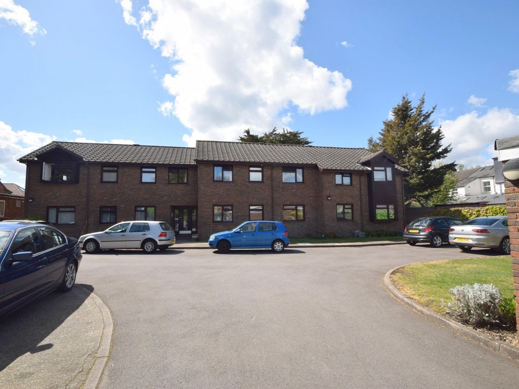 2 bed flat for sale in clarence court, clarence road, windsor, berkshire sl4