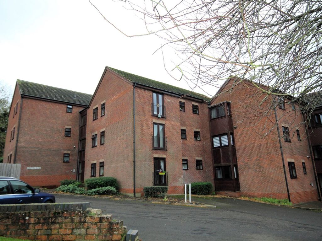 2 bed flat for sale in Winston Close, Woodford Halse, Northants NN11, £