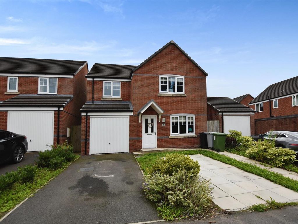 4 bed detached house for sale in Woodpecker Close, Sandbach CW11, £