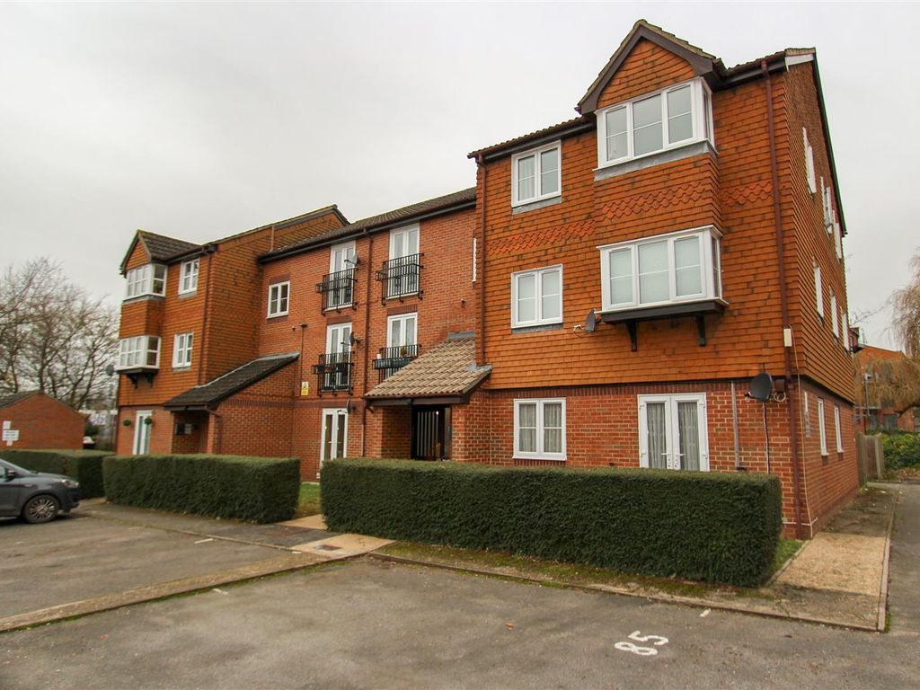 1 bed flat to rent in Knowles Close, Yiewsley, West Drayton UB7, £1,300
