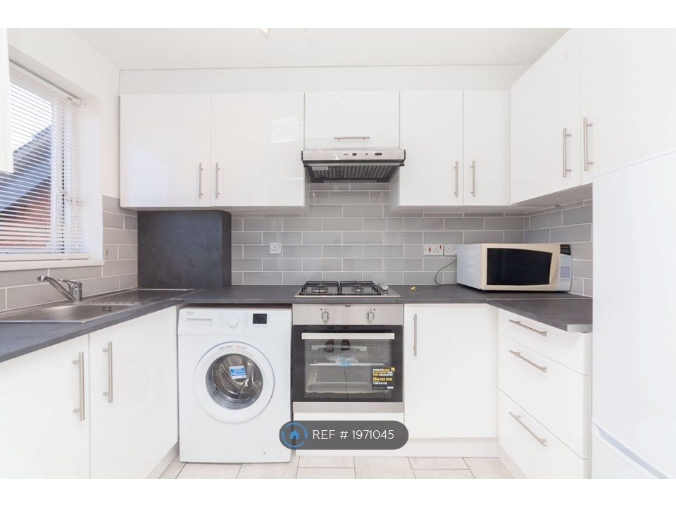 2 bed flat to rent in Wrens Court, London E13, £1,700 pcm Zoopla