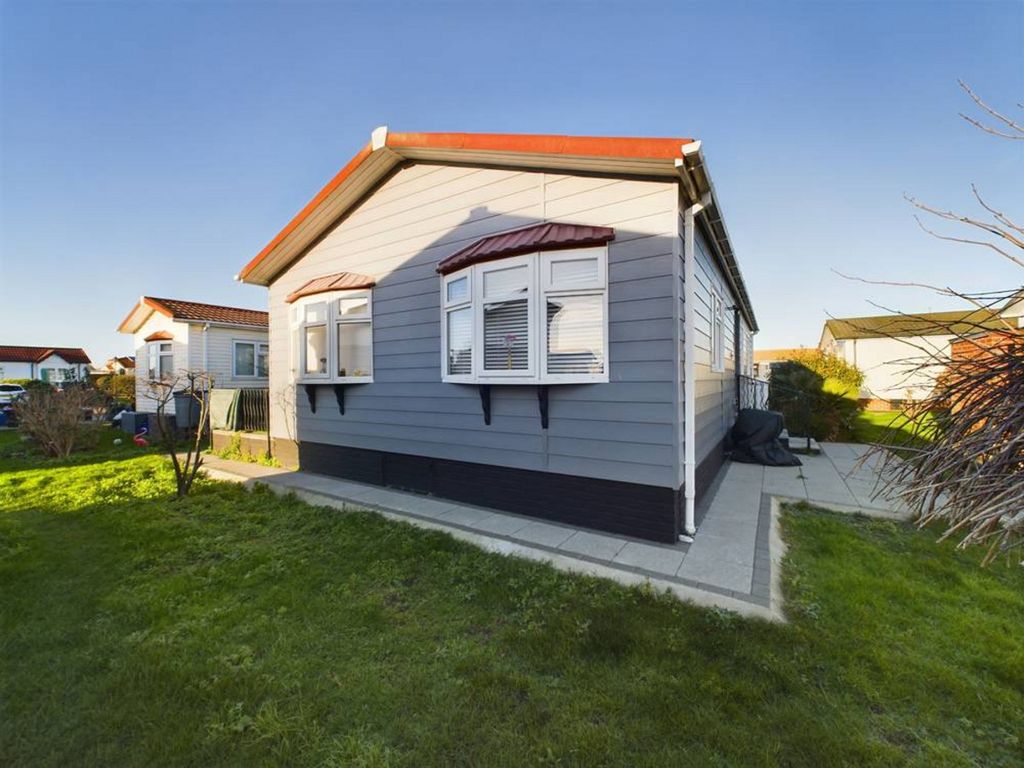 2 bed mobile/park home for sale in Creek Road, Canvey Island SS8, £